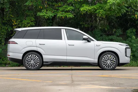 当冰雪遇上“易三方”：腾势N8L如何在冬天变身为家庭出行堡垒？